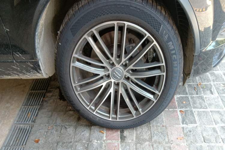 Used Audi Q7 2013 35 TFSI Exclusive Edition Right Front Wheel Hub