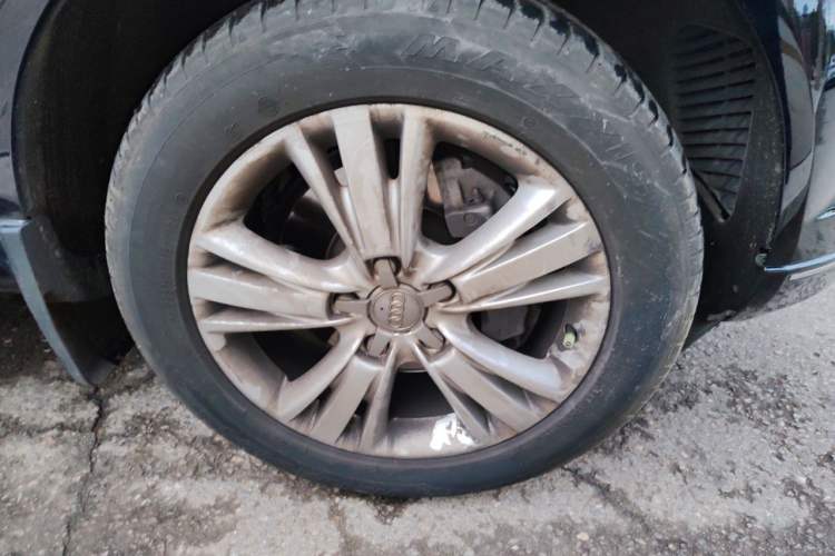 Used Audi Q7  Right Front Wheel Hub