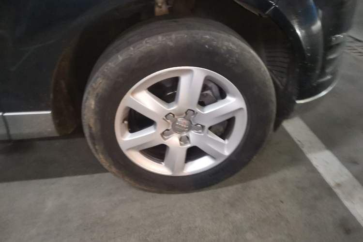 Used Audi Q7  Right Front Wheel Hub