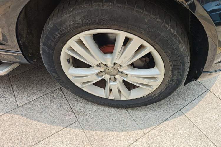 Used Audi Q7 2013 35 TFSI Technology Edition Right Front Wheel Hub