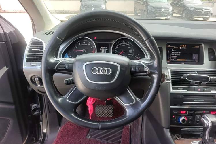 Used Audi Q7 2013 35 TFSI Ambition Edition Steering Wheel