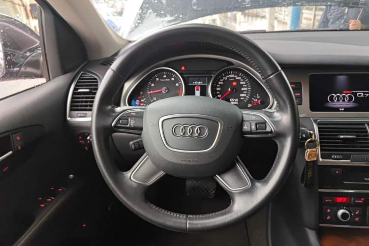 Used Audi Q7 2013 35 TFSI Ambition Edition Steering Wheel