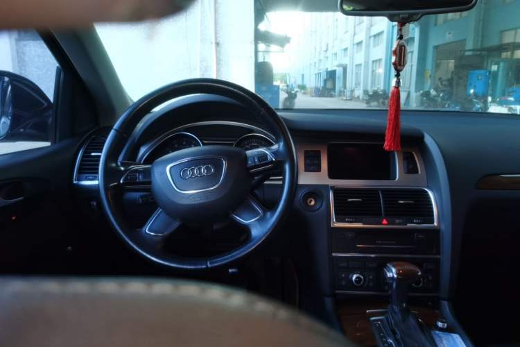 Used Audi Q7 2013 35 TFSI Comfort Model Steering Wheel