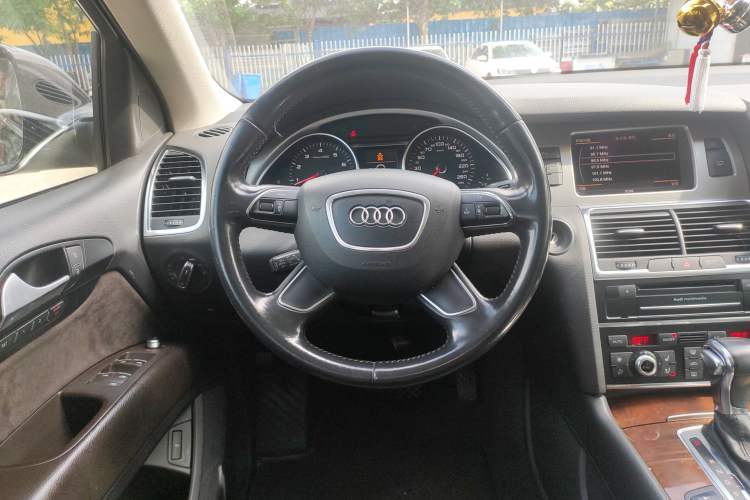 Used Audi Q7 2013 35 TFSI Ambition Edition Steering Wheel