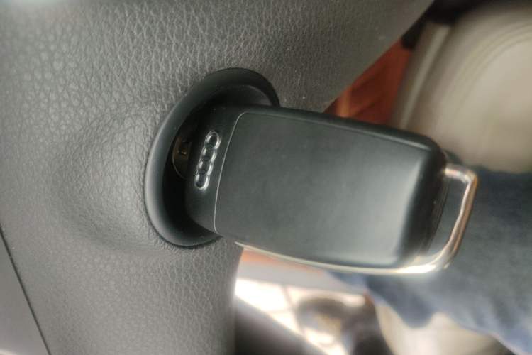 Used Audi Q7 2013 35 TFSI Comfort Model Vehicle Key