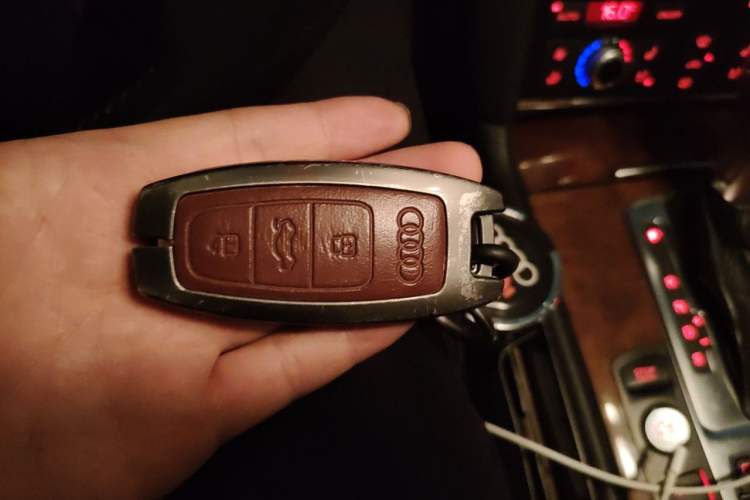 Used Audi Q7 2013 35 TFSI Comfort Model Vehicle Key