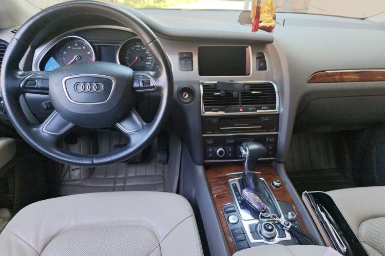 Used Audi Q7 2013 35 TFSI Ambition Edition Center Console