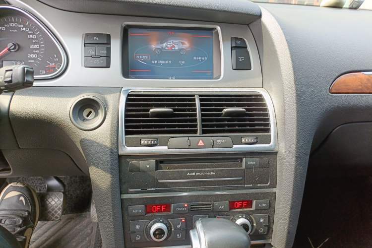 Used Audi Q7 2013 35 TFSI Ambition Edition Audio And AC Panel