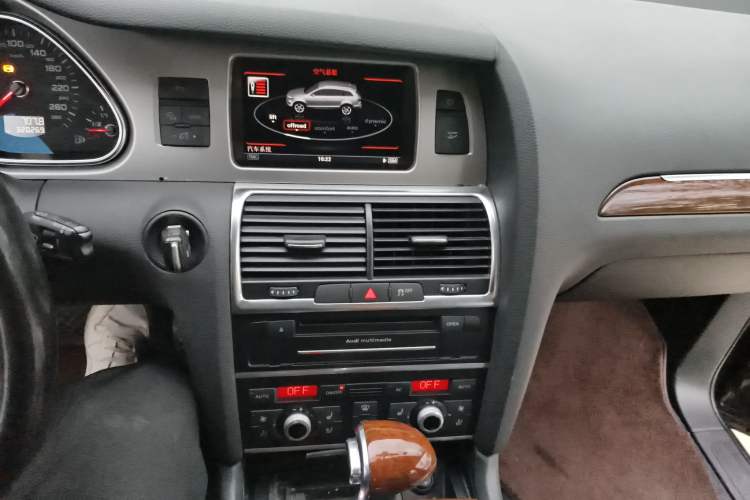 Used Audi Q7 2013 35 TFSI Comfort Model Audio And AC Panel