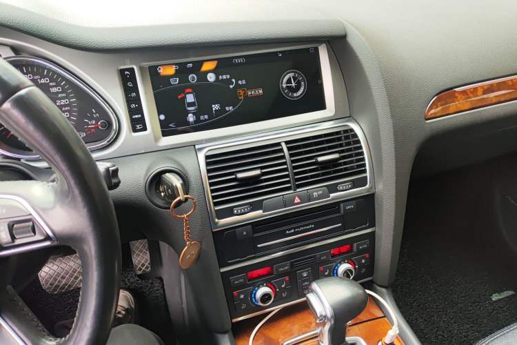 Used Audi Q7 2013 35 TFSI Technology Edition Audio And AC Panel