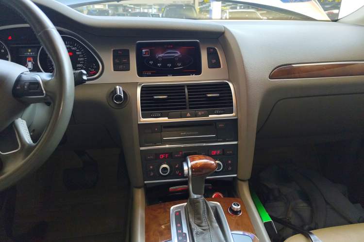 Used Audi Q7 2013 35 TFSI Technology Edition Audio And AC Panel
