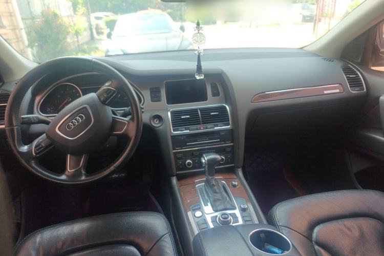 Used Audi Q7 2013 35 TFSI Ambition Edition Center Console