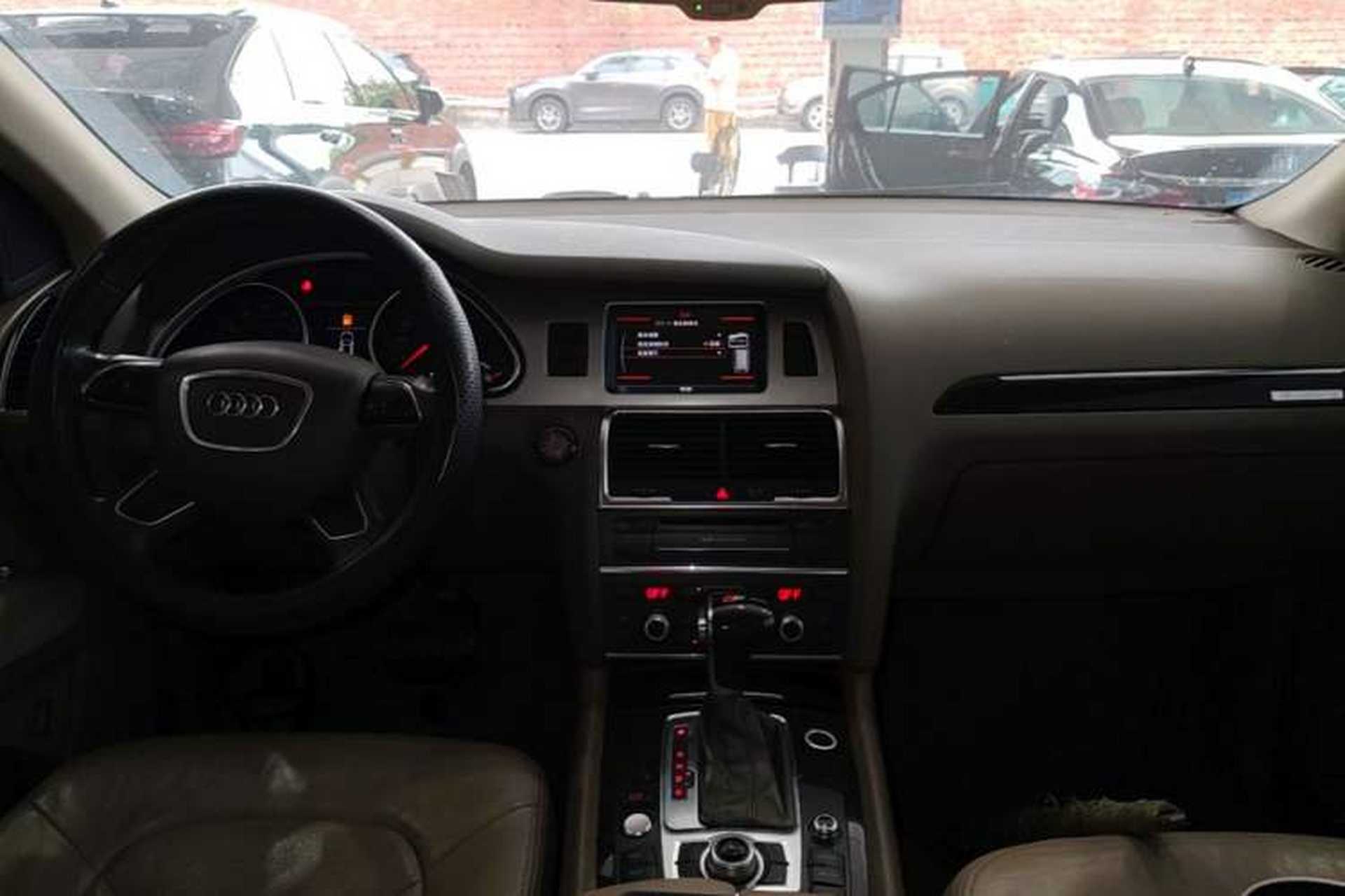 Used Audi Q7 2013 35 TFSI Ambition Edition Center Console