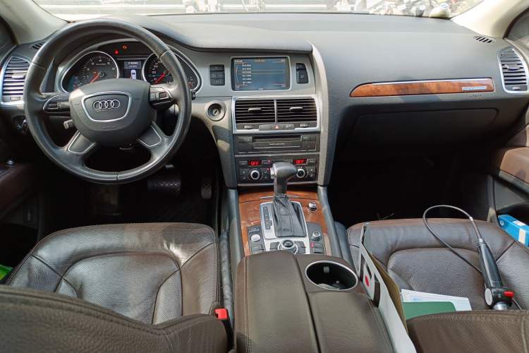 Used Audi Q7 2013 35 TFSI Ambition Edition Center Console