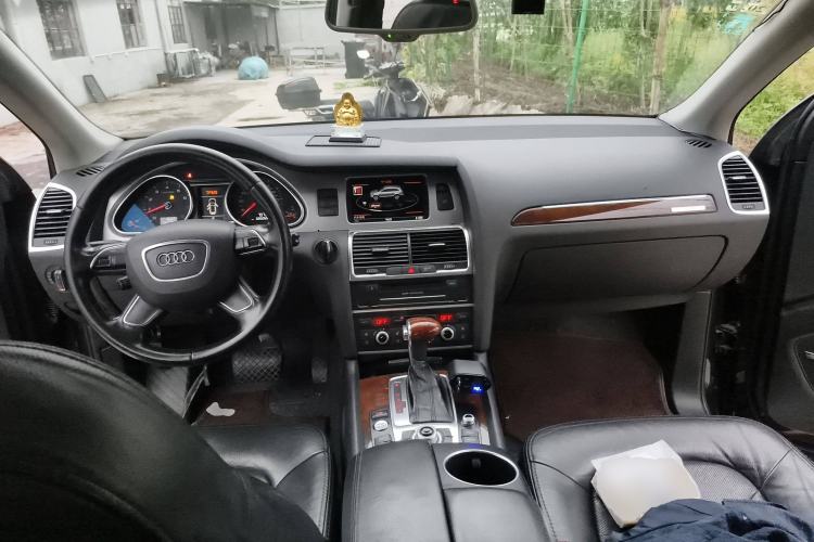Used Audi Q7 2013 35 TFSI Comfort Model Center Console
