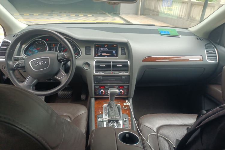 Used Audi Q7 2013 35 TFSI Ambition Edition Center Console