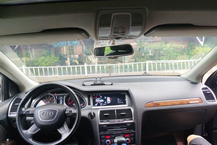 Used Audi Q7 2013 35 TFSI Ambition Edition Center Console