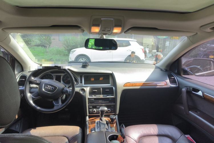 Used Audi Q7 2013 35 TDI Leading Model Center Console