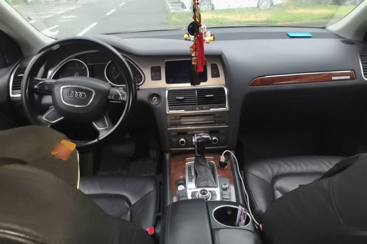 Used Audi Q7 2013 35 TDI Leading Model Center Console