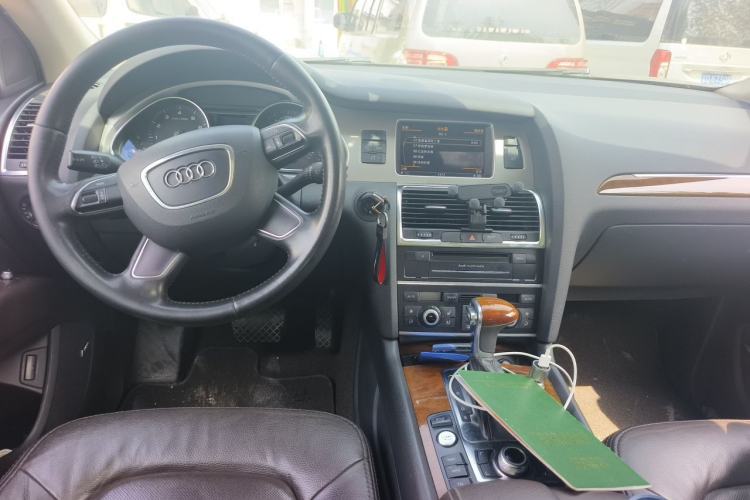 Used Audi Q7 2013 35 TFSI Comfort Model Center Console