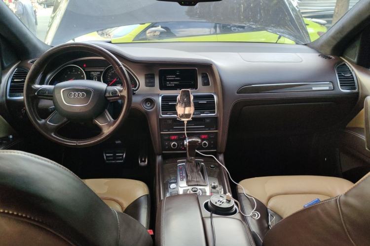 Used Audi Q7 2013 35 TFSI Exclusive Edition Center Console
