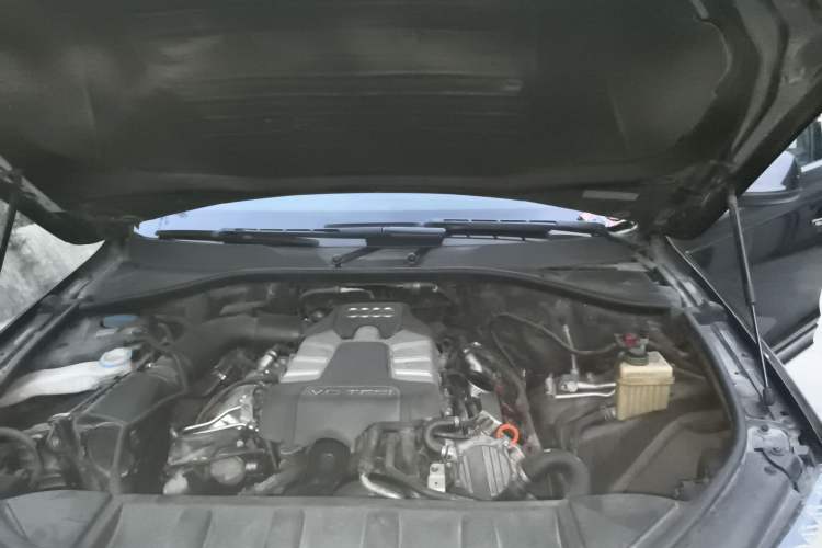 Used Audi Q7 2013 35 TFSI Comfort Model Engine Bay