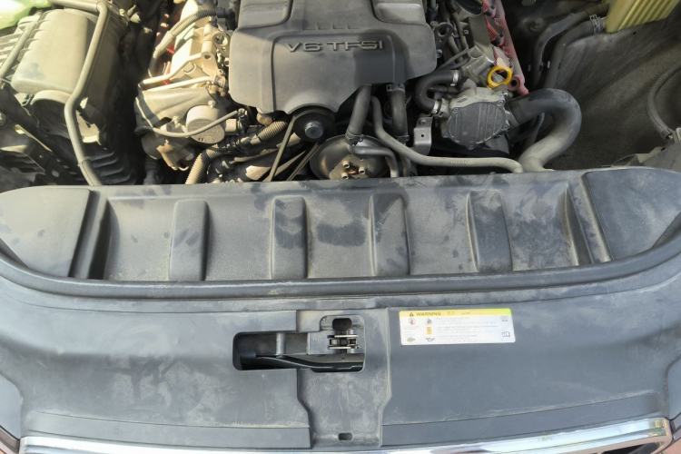 Used Audi Q7 2013 35 TDI Leading Model Engine Bay