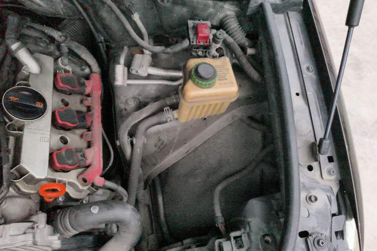 Used Audi Q7 2013 35 TFSI Comfort Model Engine Bay Left
