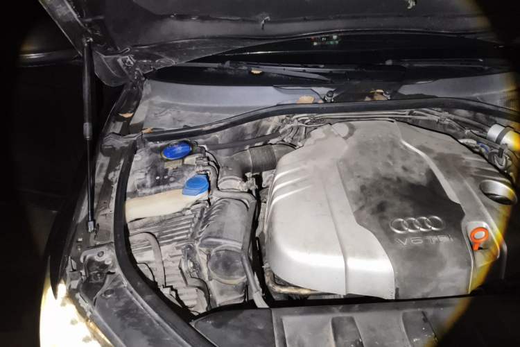 Used Audi Q7 2013 35 TDI Leading Model Engine Bay Right