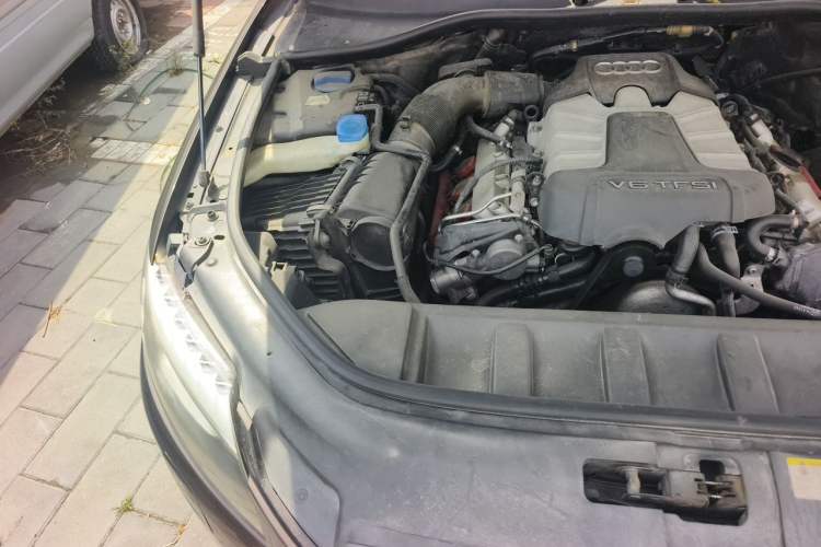 Used Audi Q7 2013 35 TFSI Comfort Model Engine Bay Right