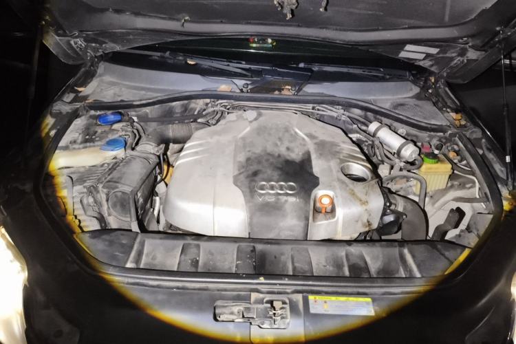 Used Audi Q7 2013 35 TDI Leading Model Engine Bay