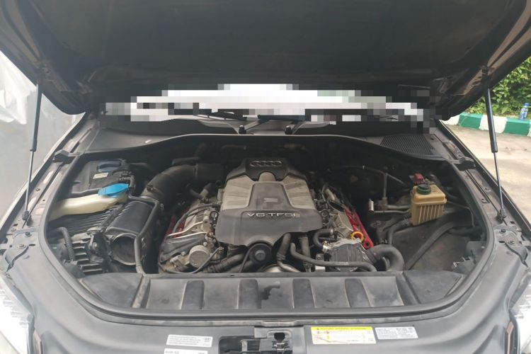 Used Audi Q7  Engine Bay