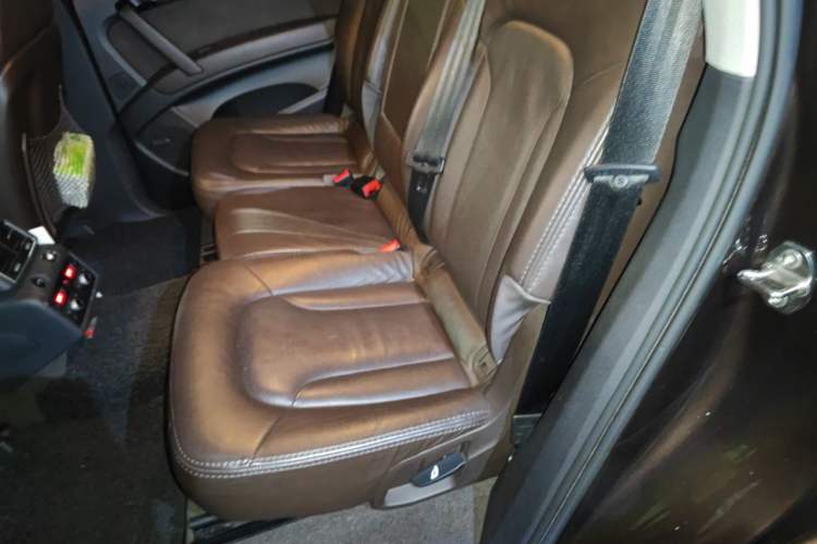 Used Audi Q7 2013 35 TFSI Ambition Edition Left Rear Seat