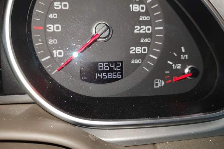 Used Audi Q7 2013 35 TFSI Ambition Edition Odometer Close Up