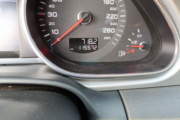 Used Audi Q7 2013 35 TFSI Ambition Edition Odometer Close Up