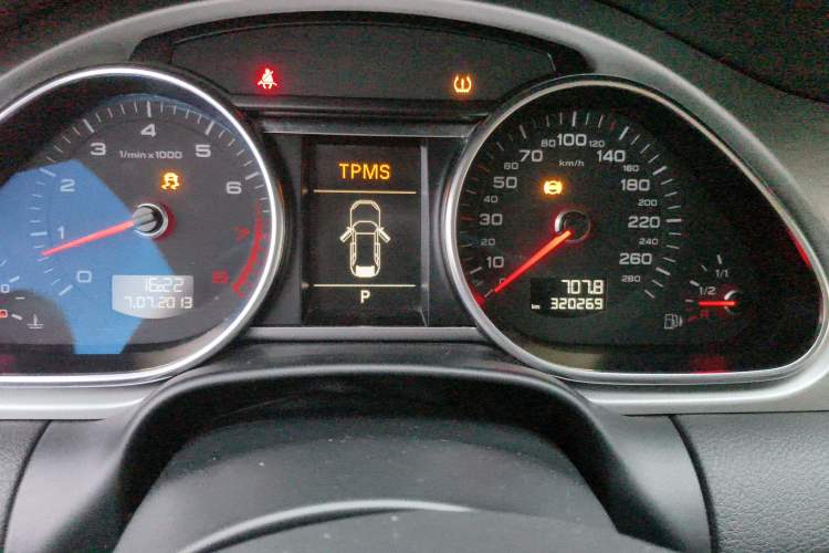Used Audi Q7 2013 35 TFSI Comfort Model Odometer Close Up
