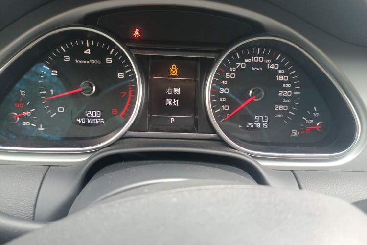 Used Audi Q7 2013 35 TFSI Ambition Edition Odometer Close Up