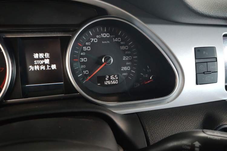 Used Audi Q7 2013 35 TFSI Ambition Edition Odometer Close Up