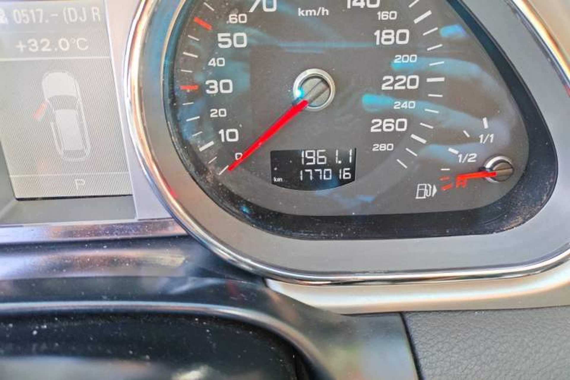 Used Audi Q7 2013 35 TFSI Ambition Edition Odometer Close Up