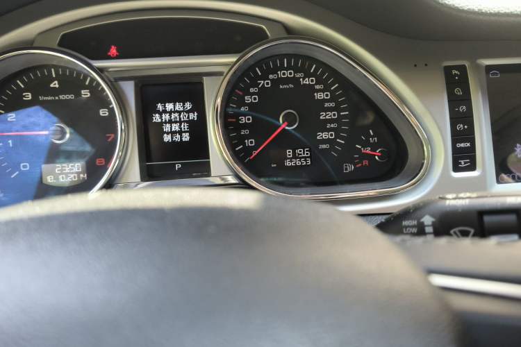 Used Audi Q7 2013 35 TDI Leading Model Odometer Close Up