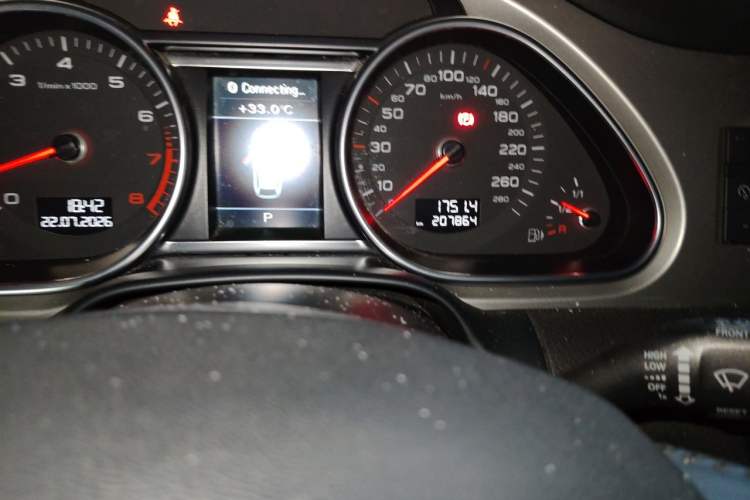 Used Audi Q7 2013 35 TFSI Ambition Edition Odometer Close Up