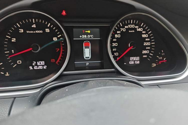 Used Audi Q7 2013 35 TFSI Technology Edition Odometer Close Up