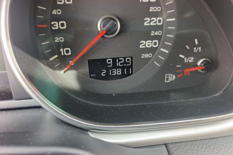 Used Audi Q7 2013 35 TFSI Comfort Model Odometer Close Up
