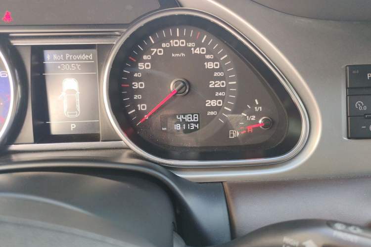 Used Audi Q7 2013 35 TFSI Exclusive Edition Odometer Close Up