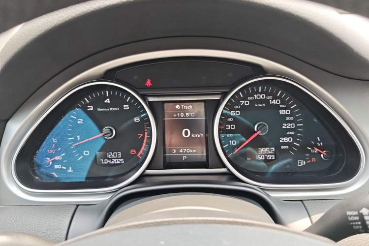 Used Audi Q7 2013 35 TFSI Ambition Edition Odometer Close Up
