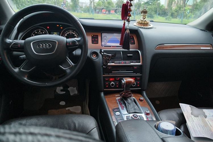 Used Audi Q7  Center Console