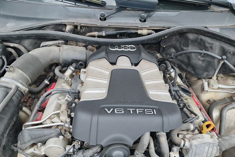 Used Audi Q7  Engine Bay