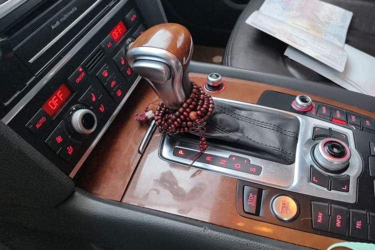 Used Audi Q7  Gear Lever