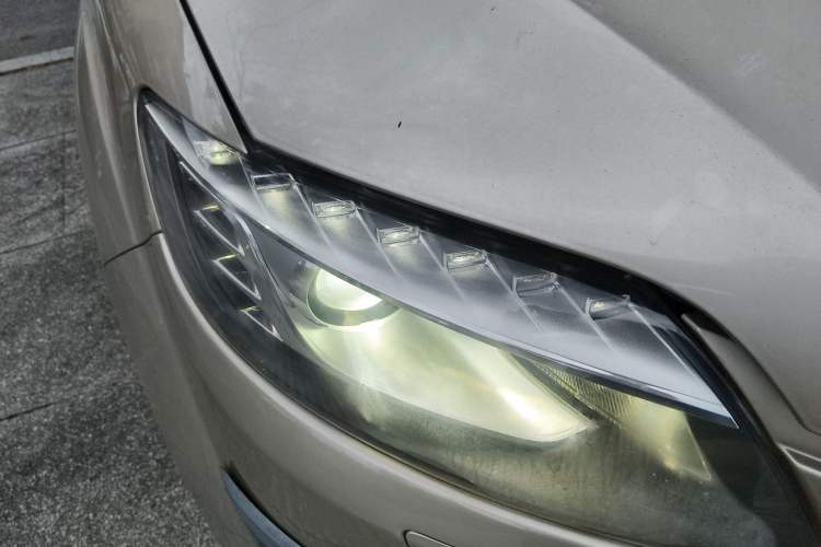 Used Audi Q7  Right Front Headlight
