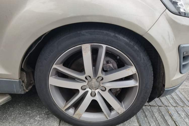Used Audi Q7  Right Front Wheel Hub